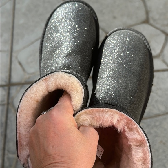 Uggs Black sparkly with a bow tie at the back - Picture 4 of 7